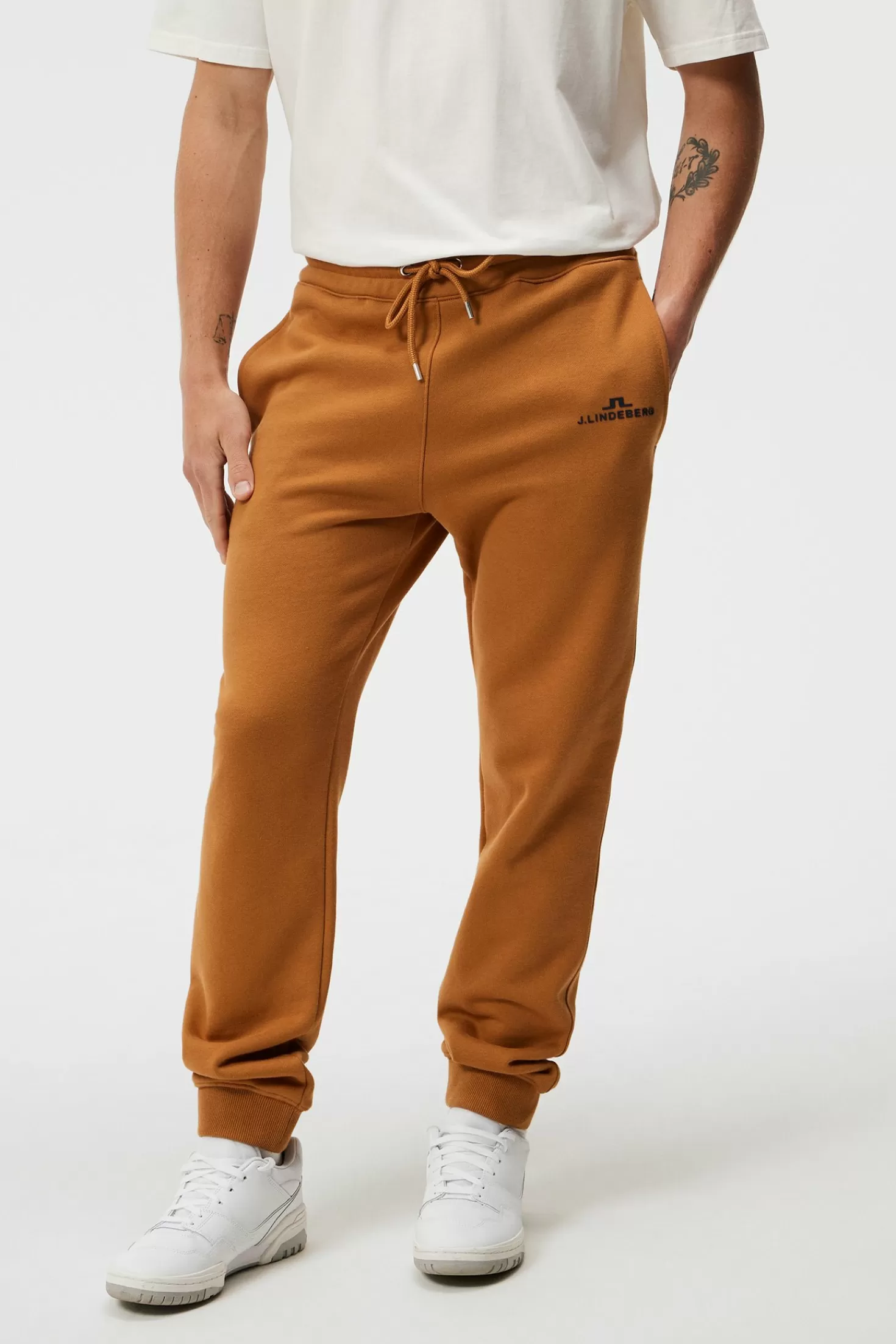 Pantaloni Alpha: Offerta Esclusiva su J.Lindeberg Italia

(：，，