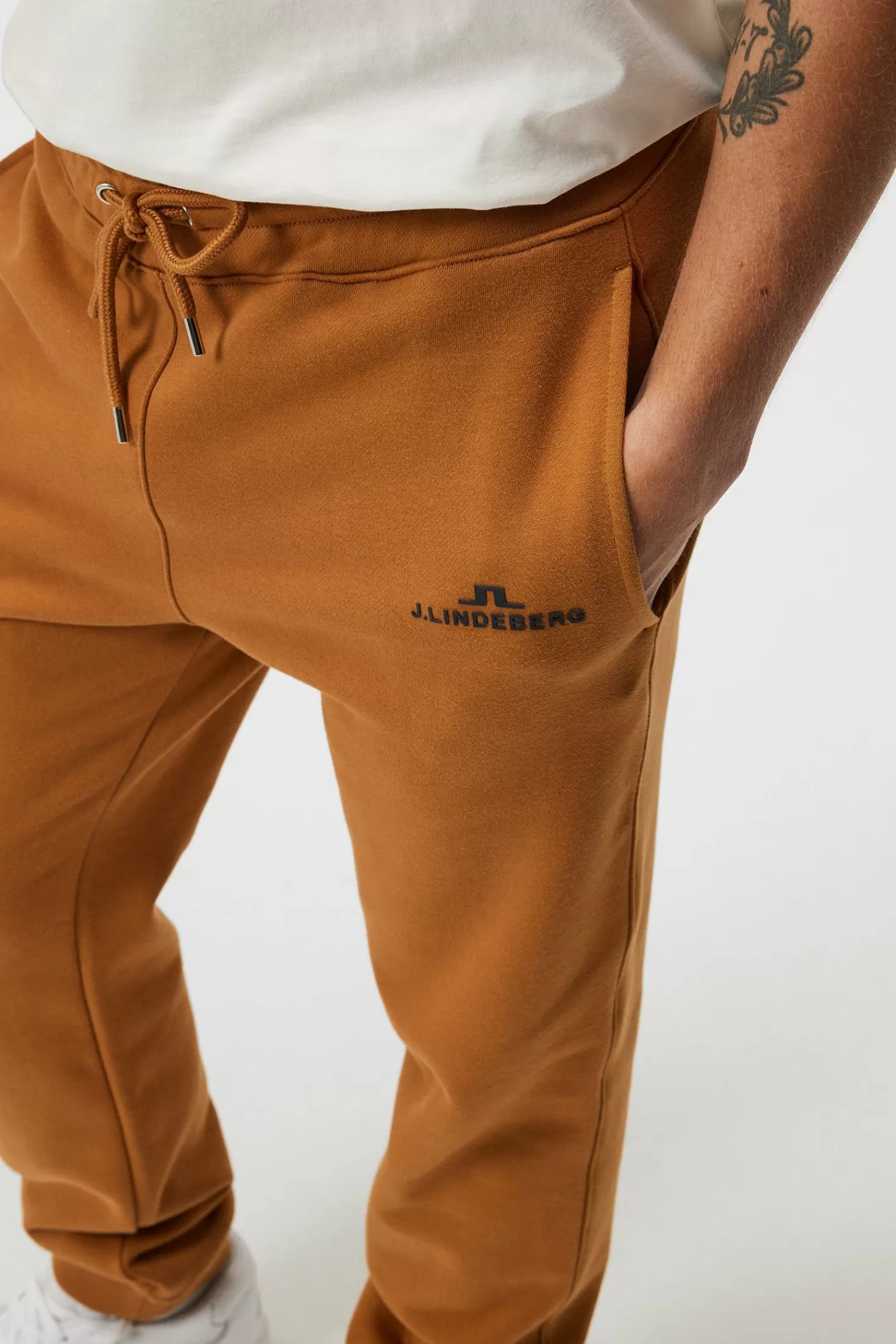 Pantaloni Alpha: Offerta Esclusiva su J.Lindeberg Italia

(：，，