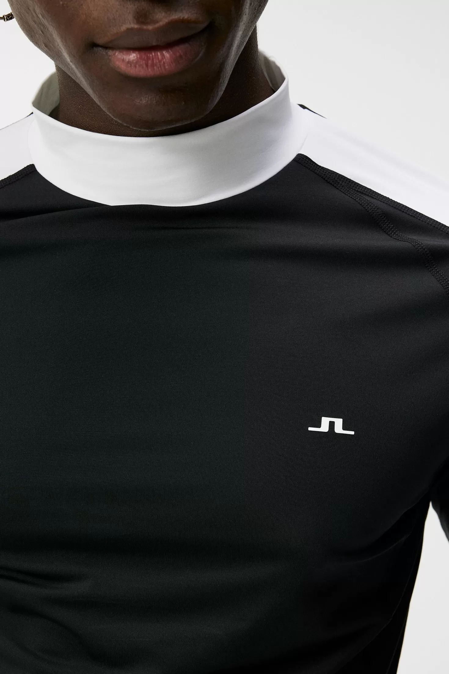 J.Lindeberg Maglia Tecnica Antoine - Intimo Sportivo Ultraleggera con Compressione Mirata, Adatta per il Fitness e l'Allenamento Dinamico, Design Ergonomico con Massima Traspirabilità, Ideale per Allenamenti Intensi e Performance Sportive, Combinazione Stile e Funzionalità da Abbigliamento Sportivo Premium