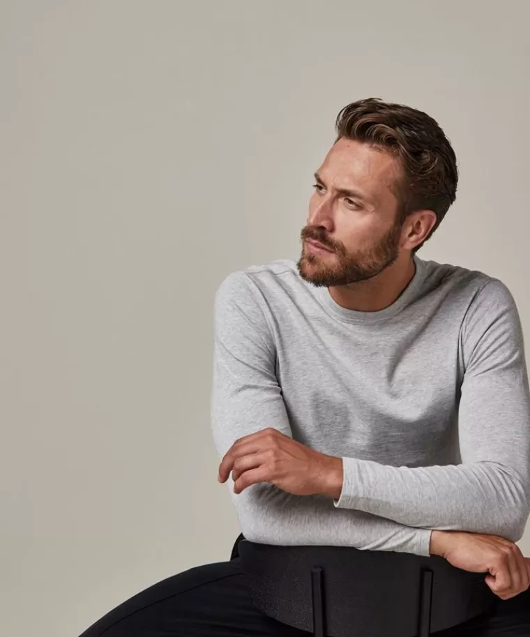 Maglia a maniche lunghe in tessuto mélange grigio scuro - Profuomo 

Versione confezionata con cura per comfort quotidiano, disponibile nella tonalità calda di antracite. Tessuto premium per un look casual raffinato.