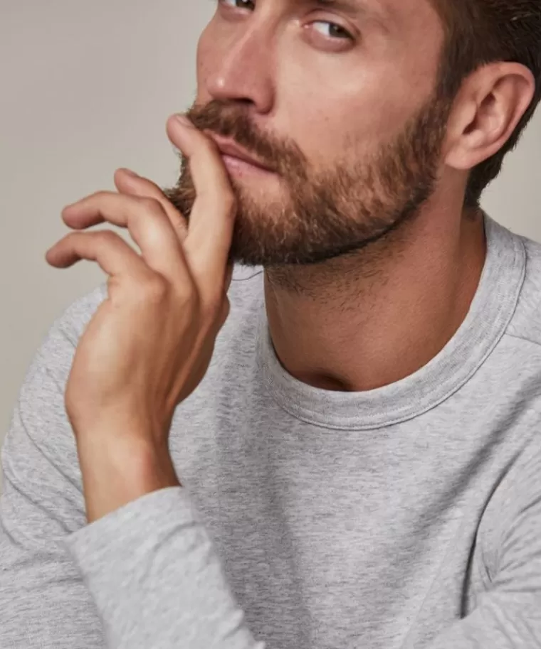 Maglia a maniche lunghe in tessuto mélange grigio scuro - Profuomo 

Versione confezionata con cura per comfort quotidiano, disponibile nella tonalità calda di antracite. Tessuto premium per un look casual raffinato.