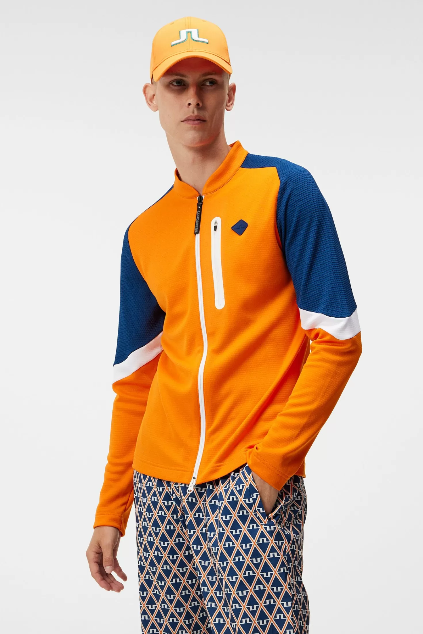 Highlands: Maglione Intermedio J.Lindeberg per Stile e Funzionalità