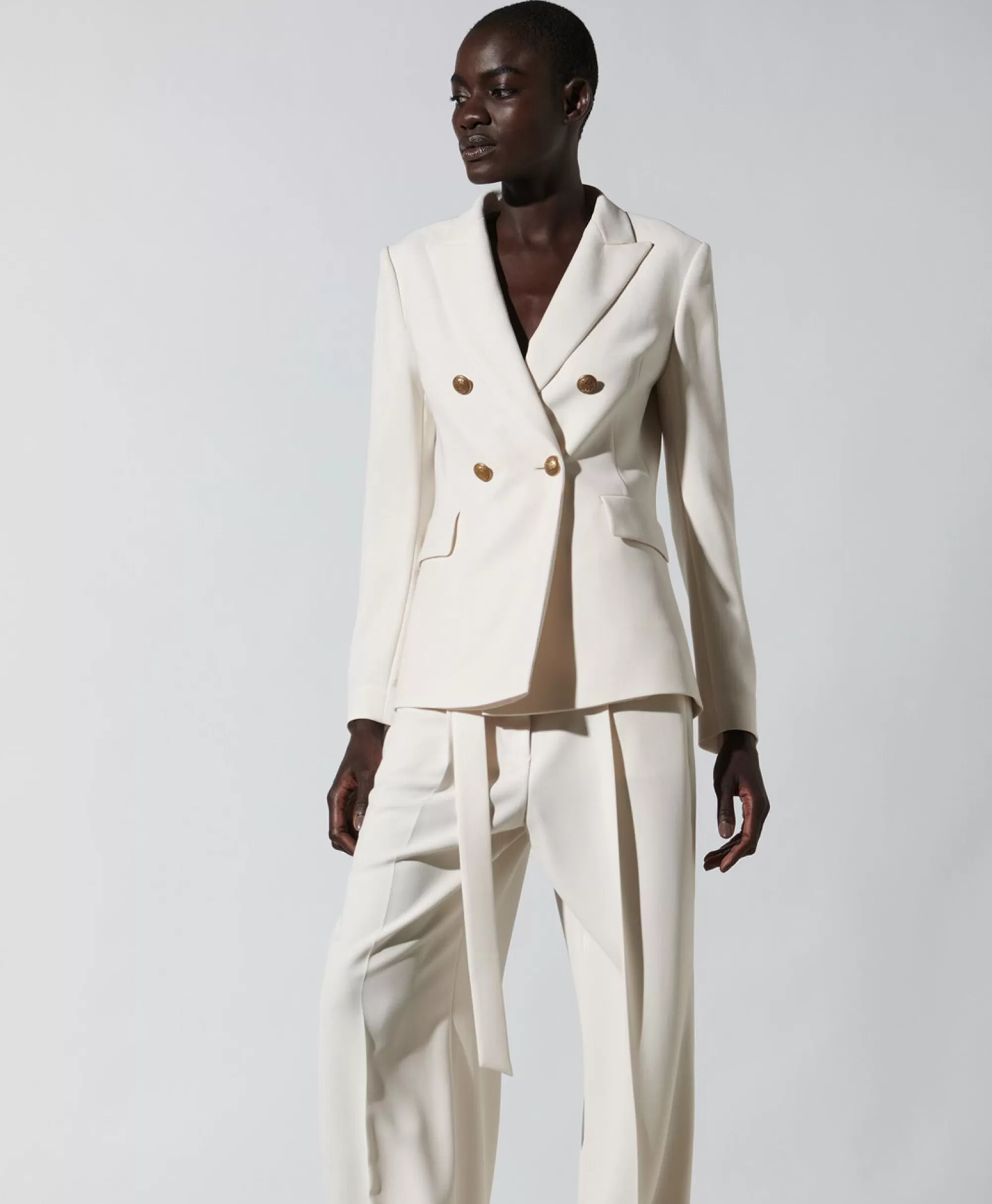Giacca Elegante Luisa Cerano - Classico Taglio Femminile in Tessuto Premium  
Blazer Mod. 3453/280 Color Sabbia - Ideale per Look Business e Casual Chic
