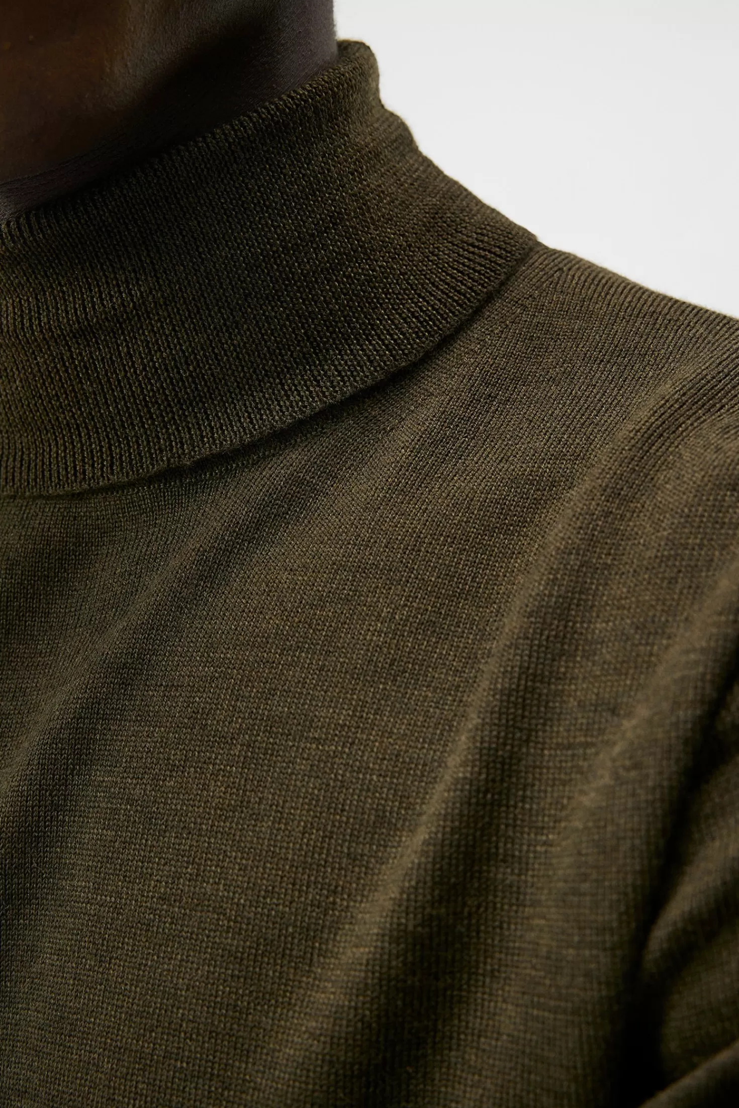 Maglione in Pura Lana Merino con Collo Alto Avvolgente - J.Lindeberg Collezione Inverno