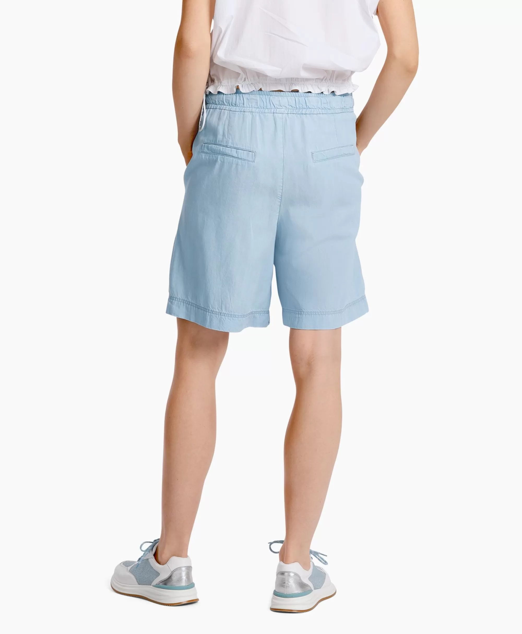 Pantalone Corto Marc Cain Estate 2024 - Mod. WP8303-D63 in Tinta Chiaro Blu, Taglia Comoda con Design Stilizzato