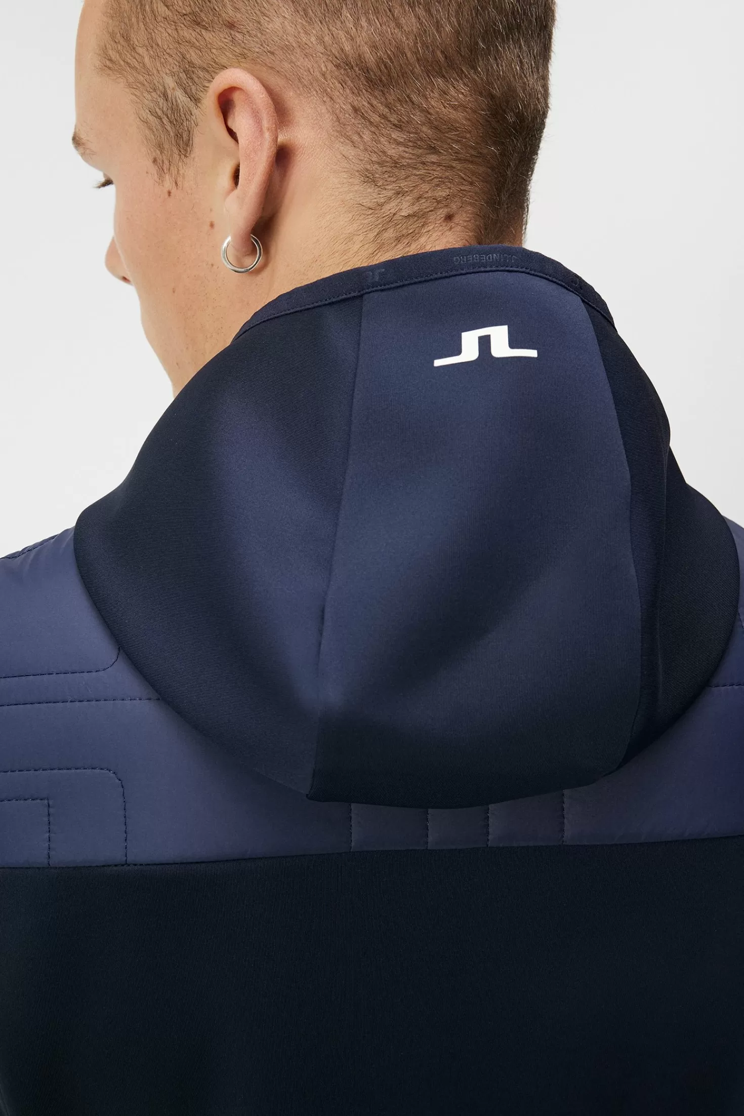 Giacca con Cappuccio Ibrida Trapuntata: Stile Moderno e Funzionalità | Collezione Online J.Lindeberg